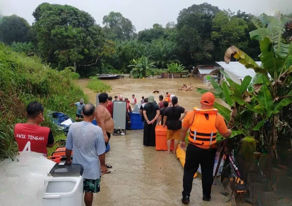 Floods Submerge Saratok Longhouse: Over 130 Residents Evacuated 2 Floods Submerge Saratok Longhouse Over 130 Residents Evacuated