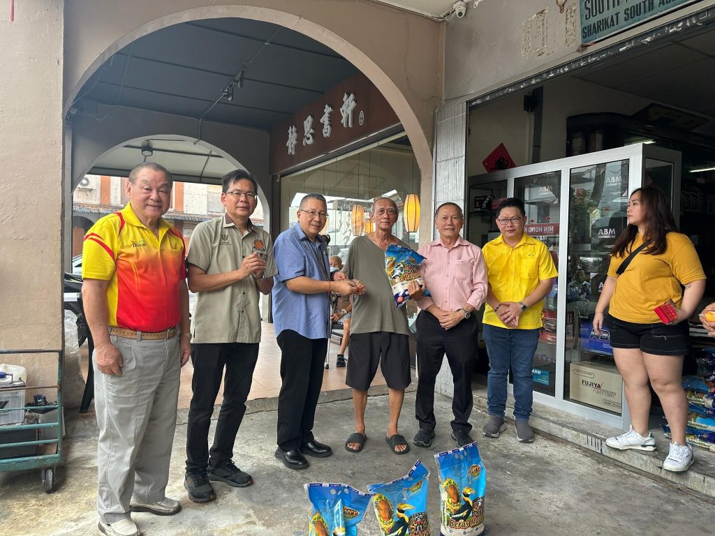 Heartwarming Padungan CNY Alms-Giving: 100 Seniors Receive Blessings 3 Heartwarming Padungan CNY Alms-Giving 100 Seniors Receive Blessings