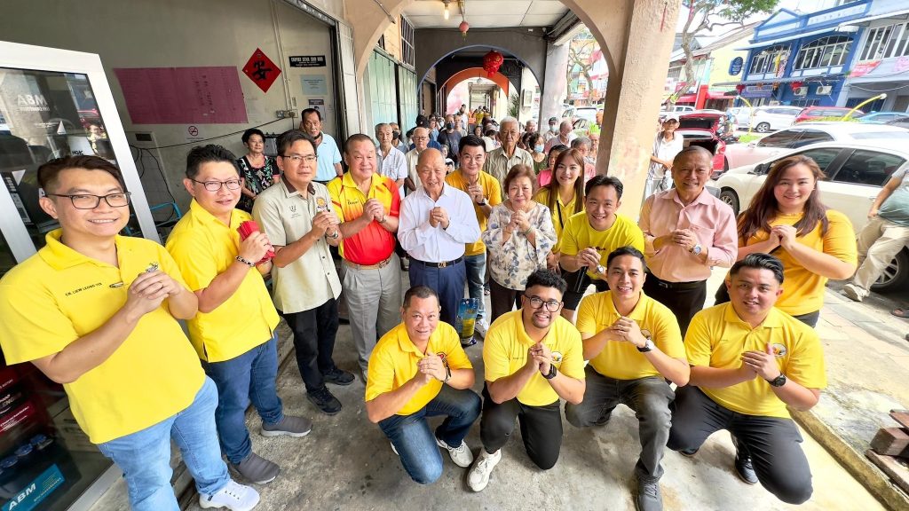 Heartwarming Padungan CNY Alms-Giving: 100 Seniors Receive Blessings 4 Heartwarming Padungan CNY Alms-Giving 100 Seniors Receive Blessings