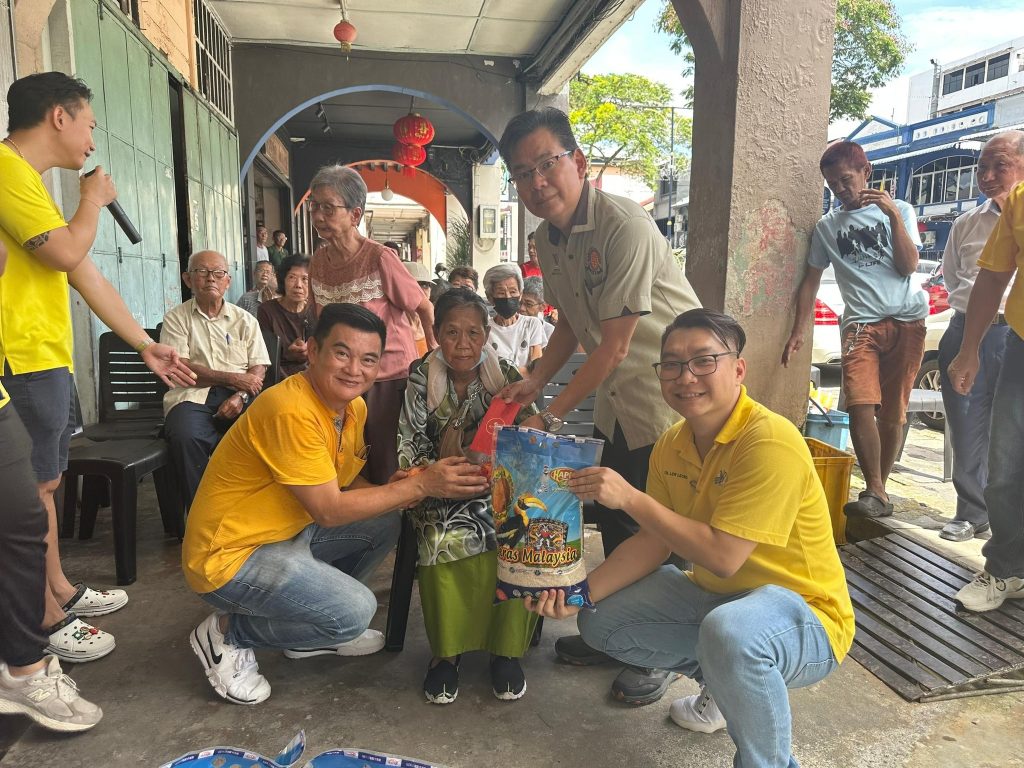 Heartwarming Padungan CNY Alms-Giving: 100 Seniors Receive Blessings 2 Heartwarming Padungan CNY Alms-Giving 100 Seniors Receive Blessings