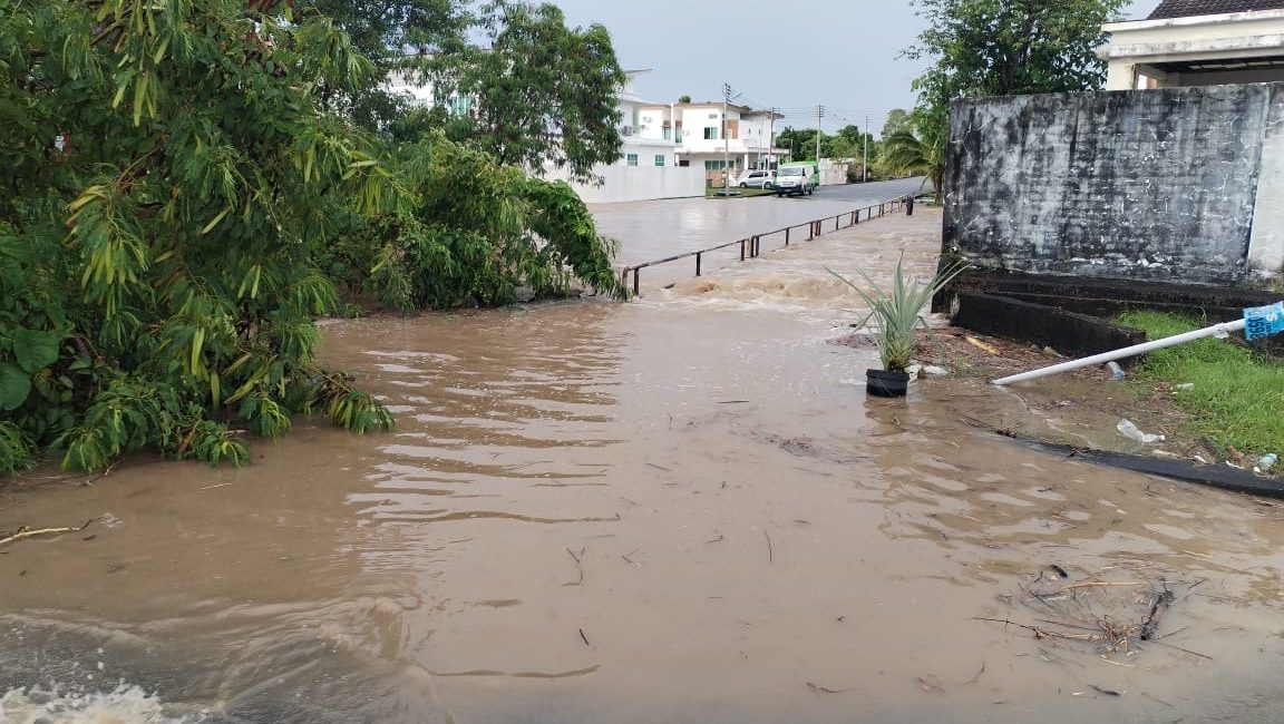 Heavy Downpour Causes Flash Floods in Miri, Raising Residents’ Concerns 1 Heavy Downpour Causes Flash Floods in Miri, Raising Residents’ Concerns