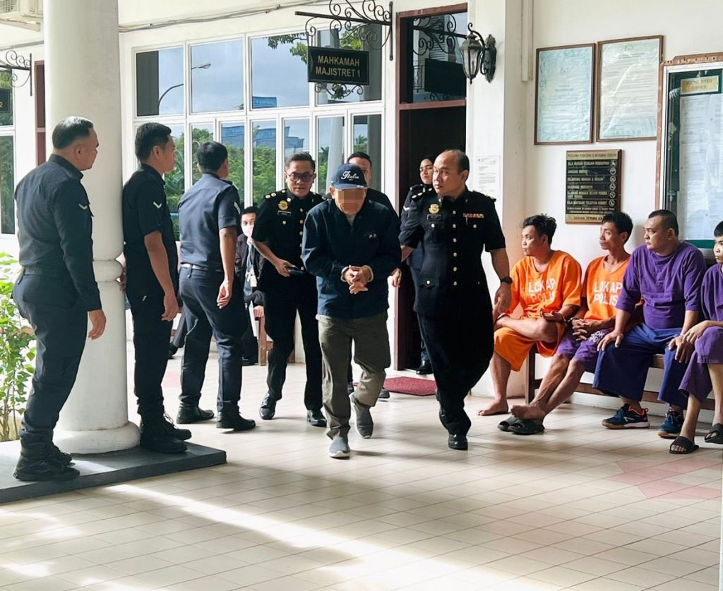 Kapit Headman Under Probe for Misappropriating RM200,000 Funds 2 Kapit Headman Under Probe for Misappropriating RM200,000 Funds