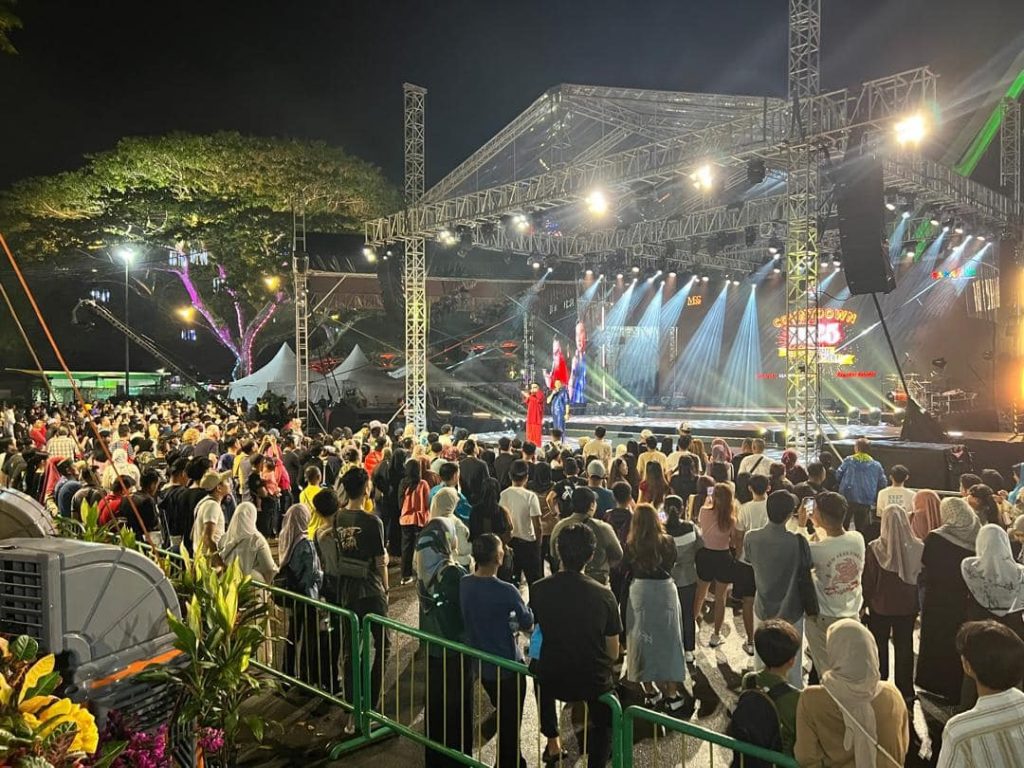 Kuching Celebrates 2025 with Exciting Waterfront Event 2 Kuching Celebrates 2025 with Exciting Waterfront Event