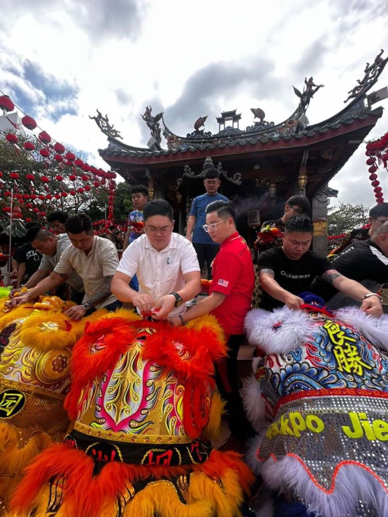 Kuching Welcomes Year of the Wood Snake with Vibrant Eye-Dotting Ceremony 2 Kuching Welcomes Year of the Wood Snake with Vibrant Eye-Dotting Ceremony