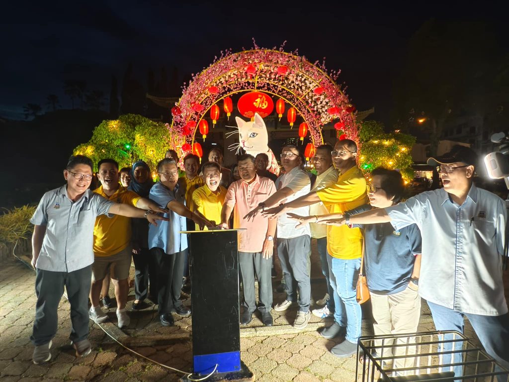 Kuching’s Iconic Cat Statue Gets Festive Makeover for Year of the Snake 2025 3 Kuching’s Iconic Cat Statue Gets Festive Makeover for Year of the Snake 2025