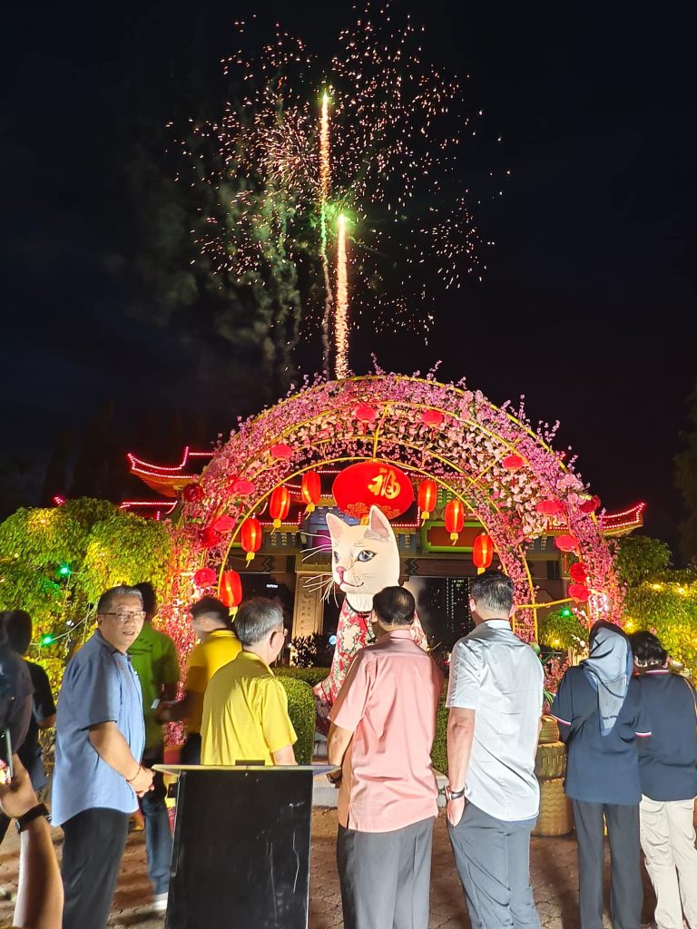 Kuching’s Iconic Cat Statue Gets Festive Makeover for Year of the Snake 2025 2 Kuching’s Iconic Cat Statue Gets Festive Makeover for Year of the Snake 2025