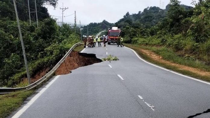 Landslide Blocks Song-Sipan-Temalat Road in Kapit, Safety Measures in Place 1 Landslide Blocks Song-Sipan-Temalat Road in Kapit, Safety Measures in Place