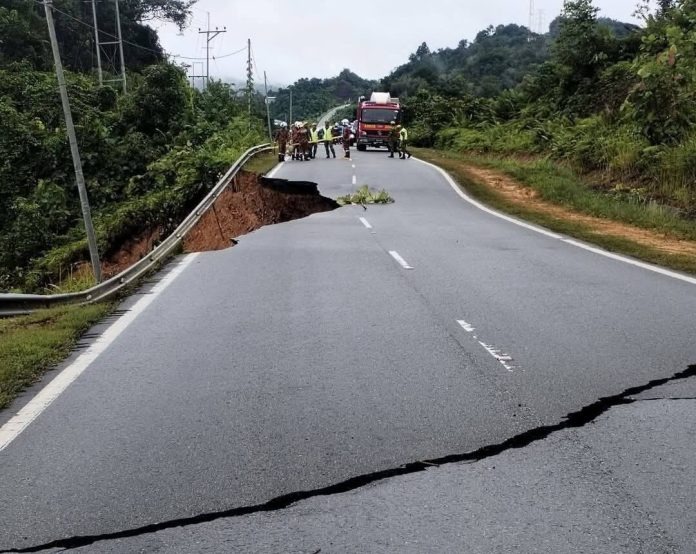 Landslide Blocks Song-Sipan-Temalat Road in Kapit, Safety Measures in Place 2 Landslide Blocks Song-Sipan-Temalat Road in Kapit, Safety Measures in Place