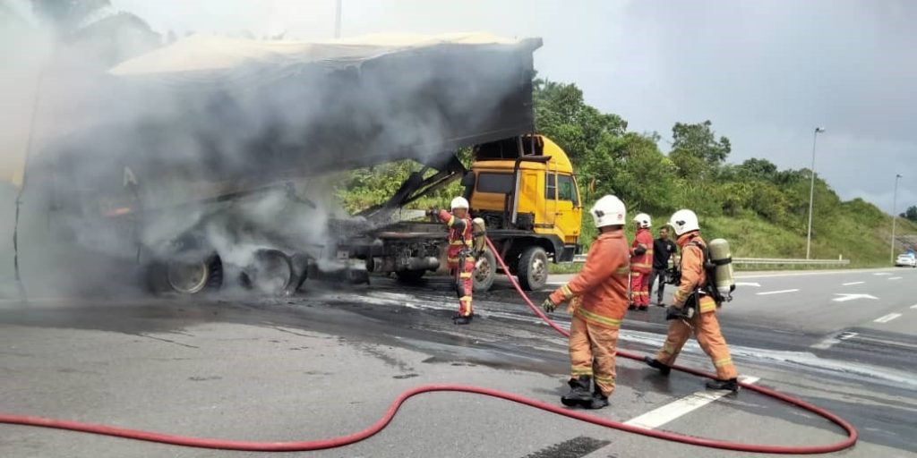 Lorry Carrying Oil Palm Fruits Catches Fire Near Batu Niah Junction 2 Lorry Carrying Oil Palm Fruits Catches Fire Near Batu Niah Junction