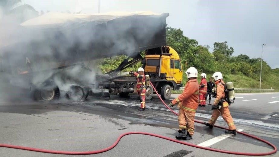 Lorry Carrying Oil Palm Fruits Catches Fire Near Batu Niah Junction 1 Lorry Carrying Oil Palm Fruits Catches Fire Near Batu Niah Junction