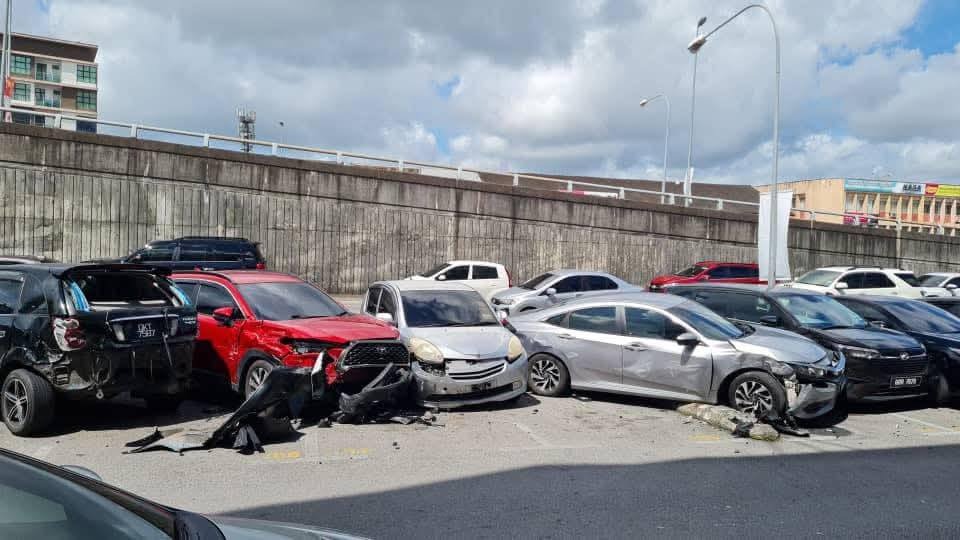 Luxurious Car Crashes Into 7 Parked Vehicles Near 3rd Mile Flyover 2 Luxurious Car Crashes Into 7 Parked Vehicles Near 3rd Mile Flyover