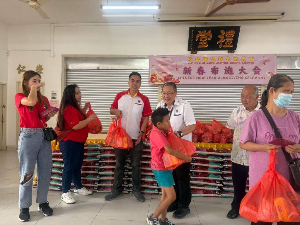 Mayor Wee Hong Seng Leads Successful CNY Alms Giving in Kuching 2025 3 Mayor Wee Hong Seng Leads Successful CNY Alms Giving in Kuching 2025