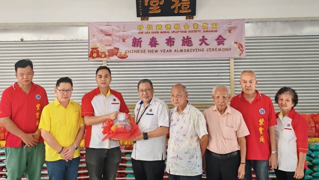 Mayor Wee Hong Seng Leads Successful CNY Alms Giving in Kuching 2025 1 Mayor Wee Hong Seng Leads Successful CNY Alms Giving in Kuching 2025