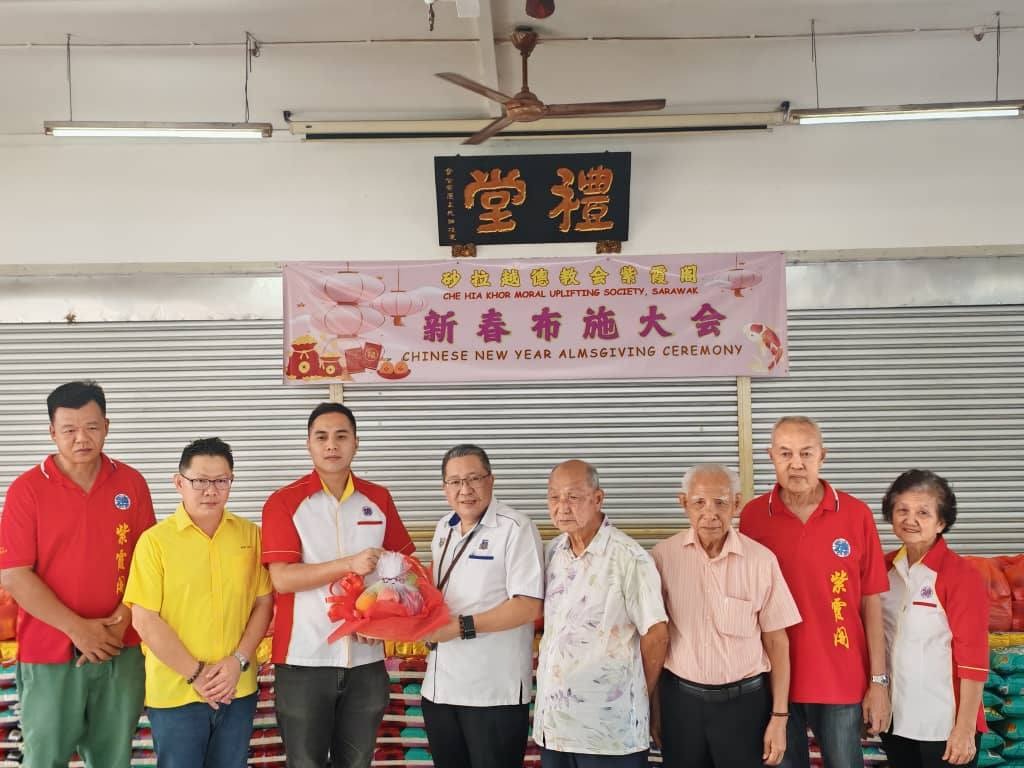 Mayor Wee Hong Seng Leads Successful CNY Alms Giving in Kuching 2025 2 Mayor Wee Hong Seng Leads Successful CNY Alms Giving in Kuching 2025