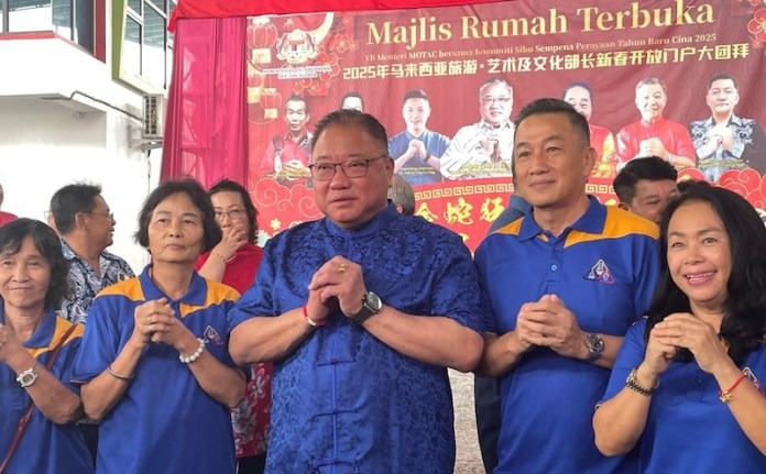 Minister Skips Yee Sang Toss at Sibu CNY Event, Stands with Bintulu Flood Victims 2 Minister Skips Yee Sang Toss at Sibu CNY Event, Stands with Bintulu Flood Victims