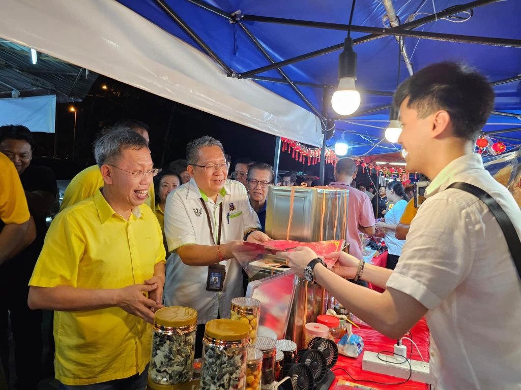 Sarawak Deputy Premier Dr Sim Visits Kenyalang Park CNY Festive Market