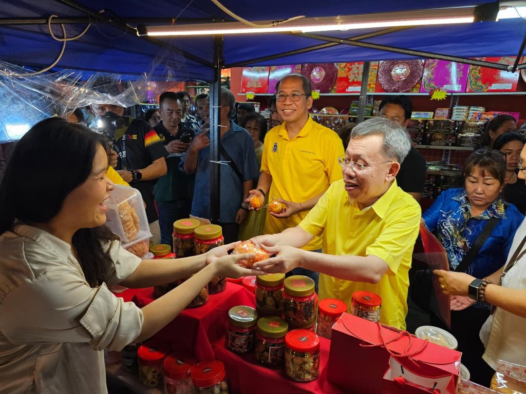 Sarawak Deputy Premier Dr Sim Visits Kenyalang Park CNY Festive Market