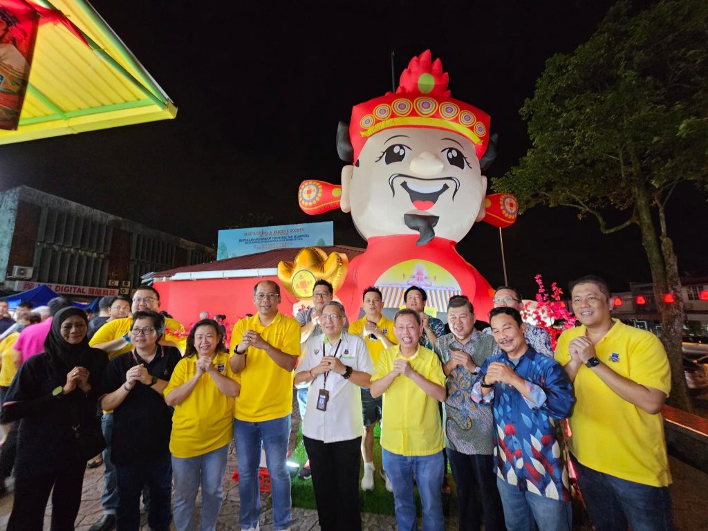 Sarawak Deputy Premier Dr Sim Visits Kenyalang Park CNY Festive Market