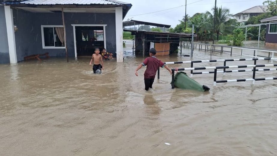 Seven Evacuated in Kuching Flood, Road Damaged in Lundu 1 Seven Evacuated in Kuching Flood, Road Damaged in Lundu