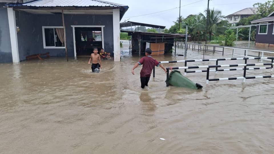 Seven Evacuated in Kuching Flood, Road Damaged in Lundu 2 Seven Evacuated in Kuching Flood, Road Damaged in Lundu