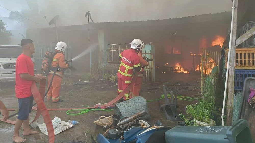 Single-Storey Home Destroyed in Saratok Fire, Neighbouring House Damaged