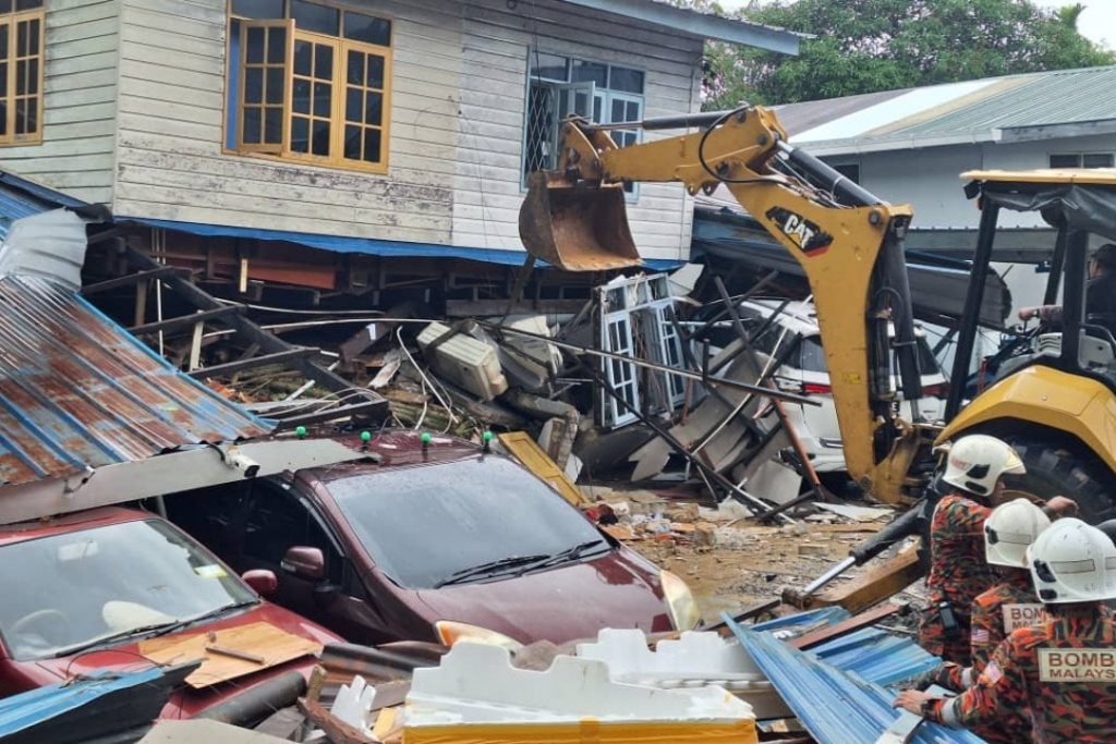 TYT, Toh Puan Offer Condolences to Miri Landslide Victims’ Families 2 TYT, Toh Puan Offer Condolences to Miri Landslide Victims’ Families