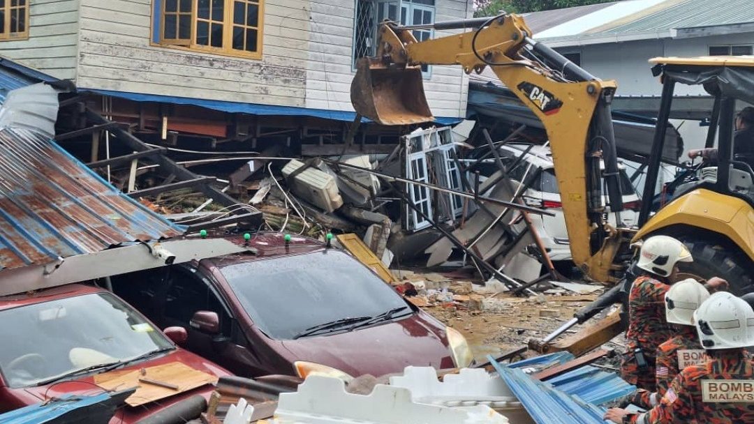 TYT, Toh Puan Offer Condolences to Miri Landslide Victims’ Families 1 TYT, Toh Puan Offer Condolences to Miri Landslide Victims’ Families