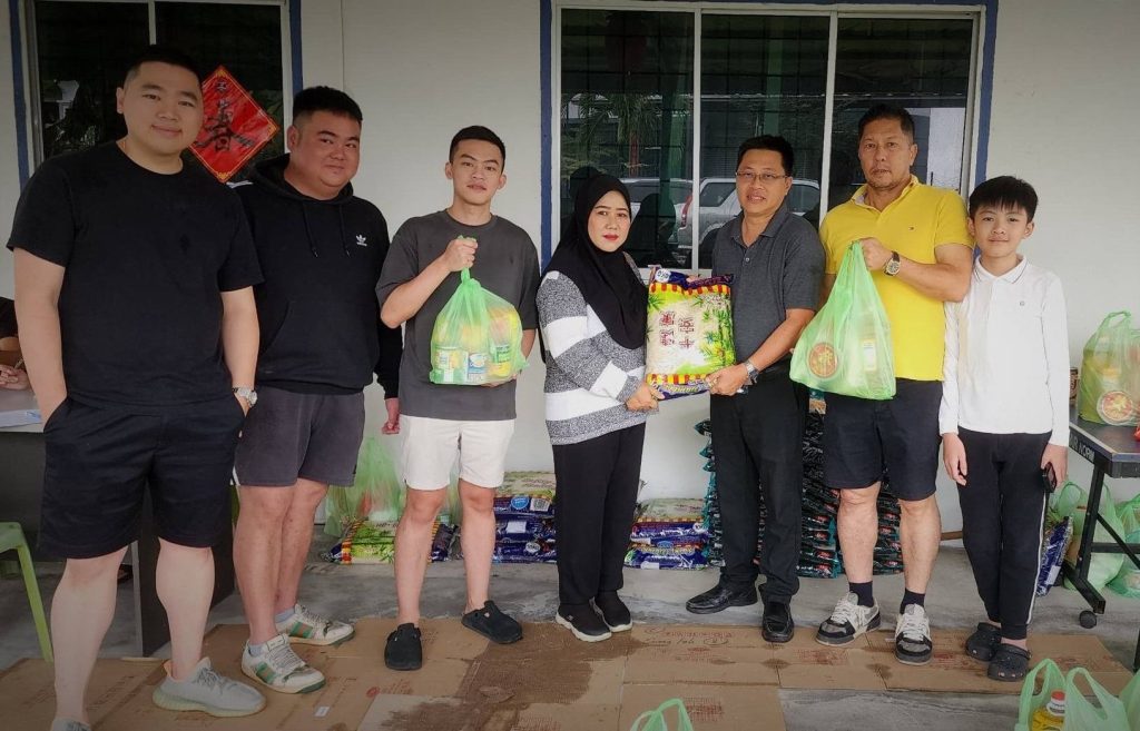 Tan Kun Gee’s 2025 CNY Charity Event Warms Hearts in Hui Sing 4 Tan Kun Gee’s 2025 CNY Charity Event Warms Hearts in Hui Sing
