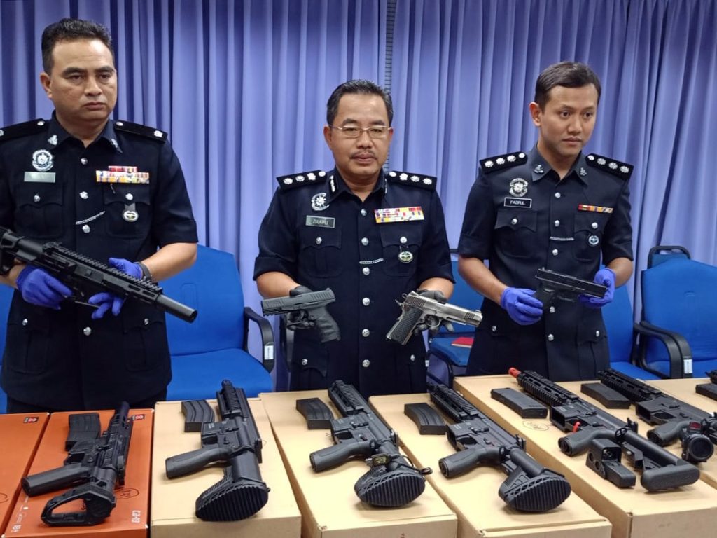 Toy Shop Owner, Employee Arrested for Fake Firearms in Sibu 2 Toy Shop Owner, Employee Arrested for Fake Firearms in Sibu