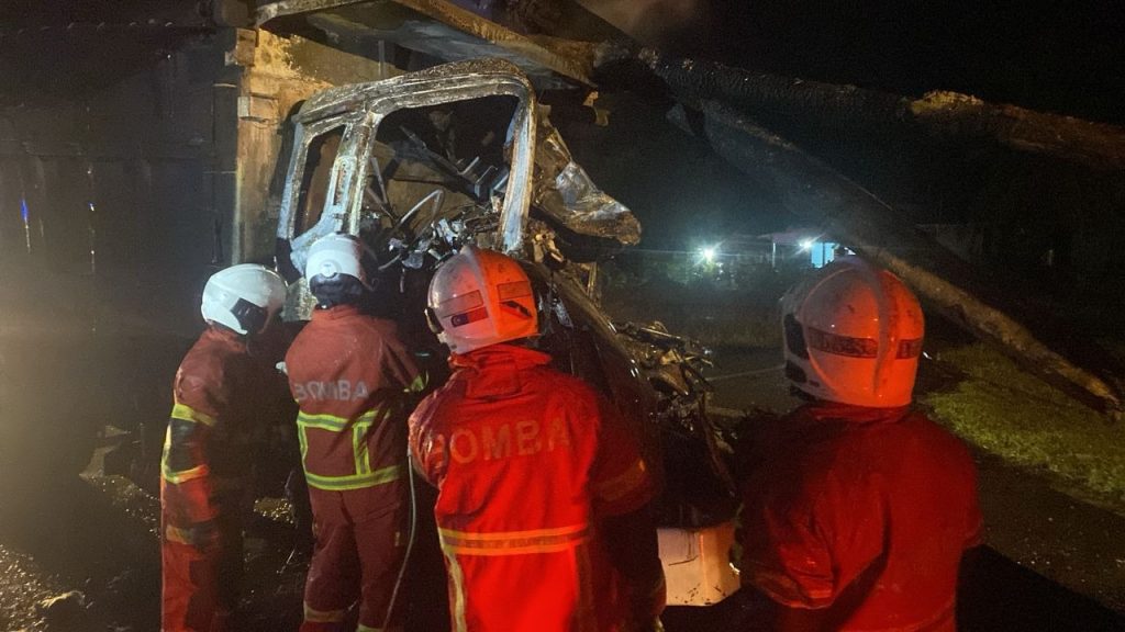 Tragedy on Jalan Bintulu-Miri: Lorry Driver Killed in Fiery Crash 2 Tragedy on Jalan Bintulu-Miri Lorry Driver Killed in Fiery Crash