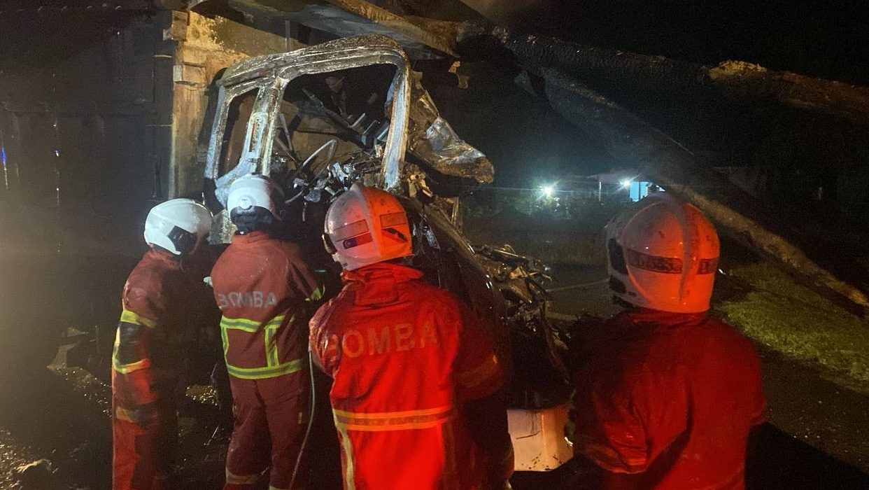 Tragedy on Jalan Bintulu-Miri: Lorry Driver Killed in Fiery Crash 1 Tragedy on Jalan Bintulu-Miri Lorry Driver Killed in Fiery Crash