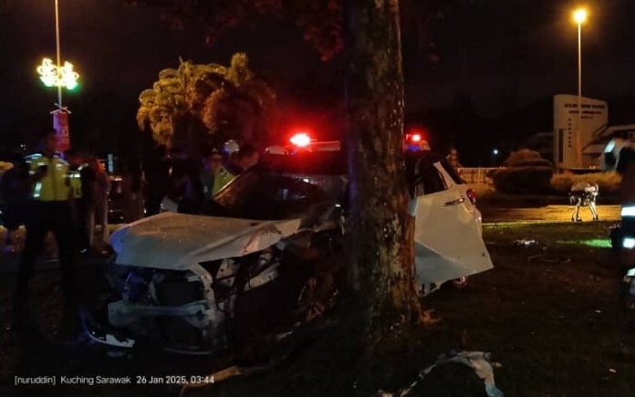Tragic 3AM Car Crash in Kuching: 1 Dead, 3 Injured 2 Tragic 3AM Car Crash in Kuching 1 Dead, 3 Injured