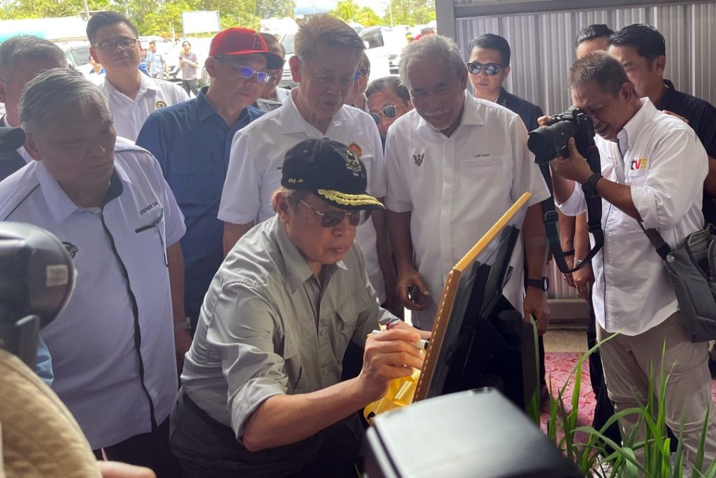 Unimas Develops Hybrid Paddy Seeds to Boost Sarawak’s Rice Output 2 Unimas Develops Hybrid Paddy Seeds to Boost Sarawak’s Rice Output