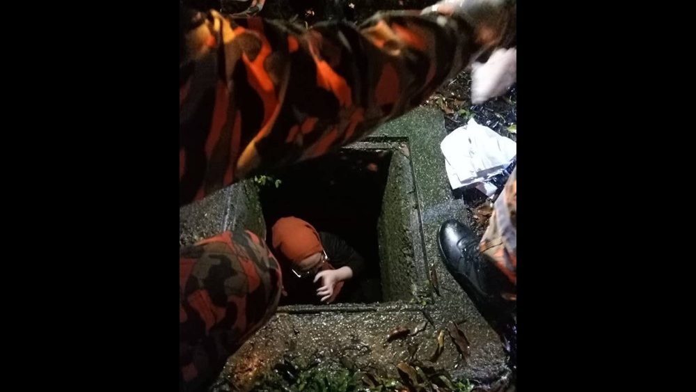 Woman Rescued After Falling Into 7-Foot Manhole at Jalan Simpang Tiga 1 Woman Rescued After Falling Into 7-Foot Manhole at Jalan Simpang Tiga