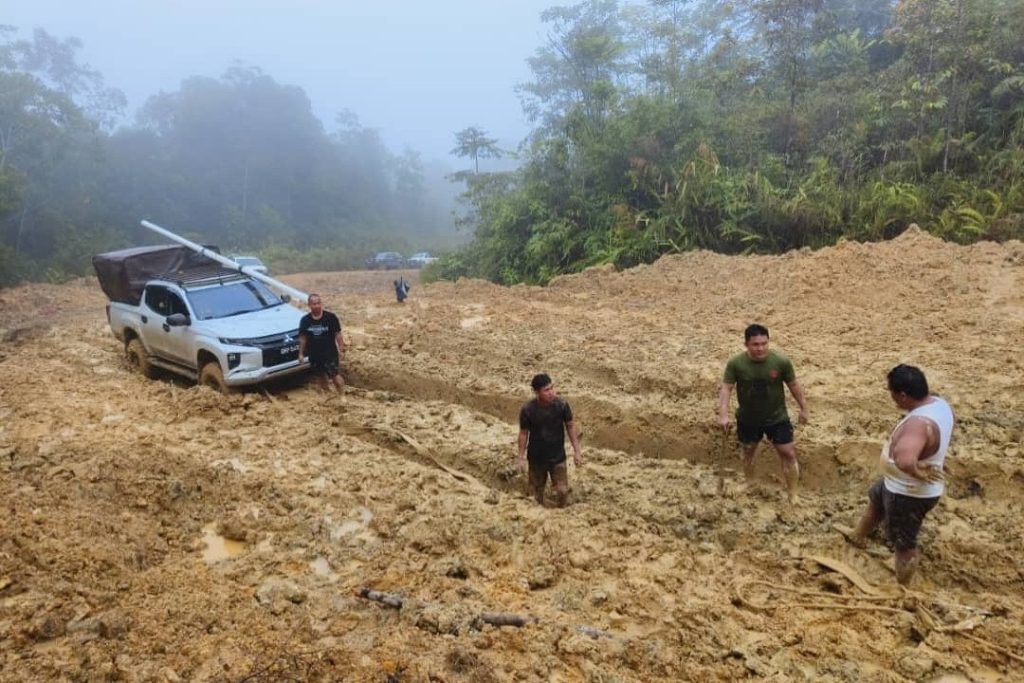 Ba Kelalan Residents Demand Immediate Action for Long Beluyu-Denaring Road Repair 2 Ba Kelalan Residents Demand Immediate Action for Long Beluyu-Denaring Road Repair