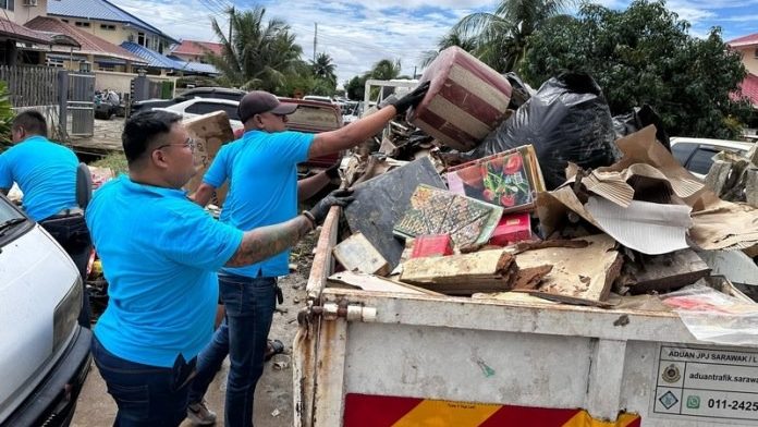 Bintulu MP Steps In: Lorries & Excavators Deployed for Post-Flood Cleanup 1 Bintulu MP Steps In Lorries & Excavators Deployed for Post-Flood Cleanup