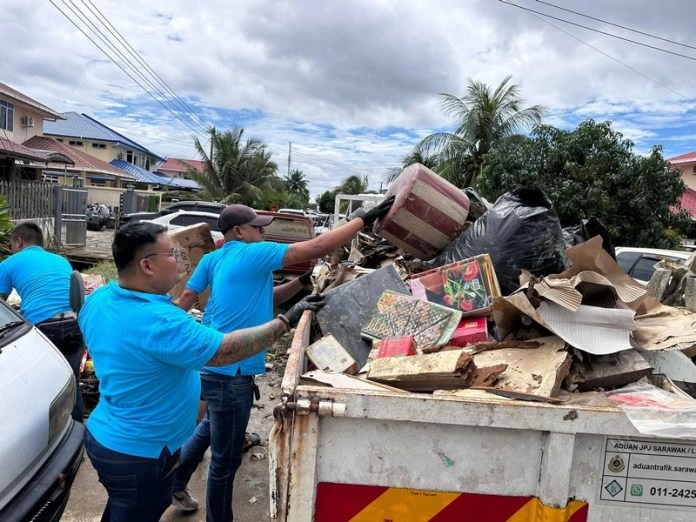 Bintulu MP Steps In: Lorries & Excavators Deployed for Post-Flood Cleanup 2 Bintulu MP Steps In Lorries & Excavators Deployed for Post-Flood Cleanup