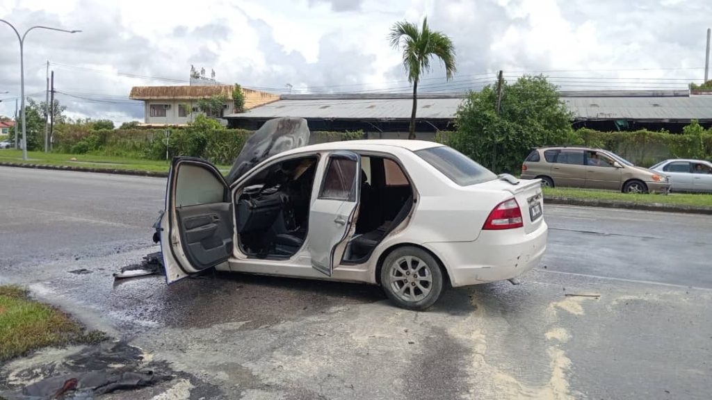 Car Catches Fire at Jalan Ulu Lanang, Sibu – Man and Woman Escape Unhurt