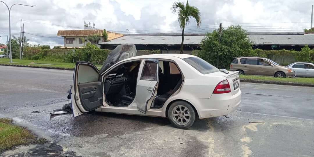 Car Catches Fire at Jalan Ulu Lanang, Sibu – Man and Woman Escape Unhurt