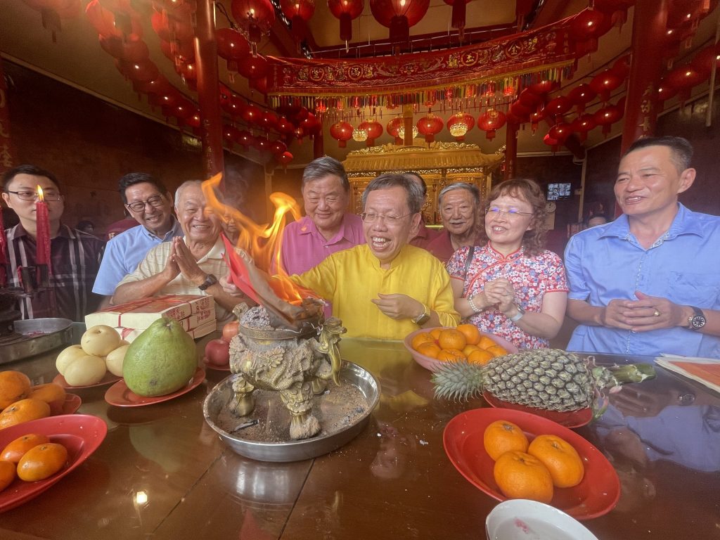 Dr Sim Kui Hian Visits Historic Tua Peh Kong Temple for Chinese New Year