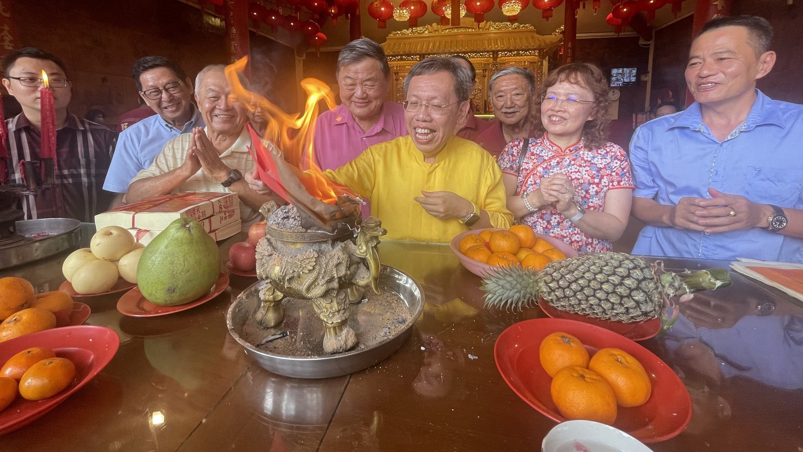 Dr Sim Kui Hian Visits Historic Tua Peh Kong Temple for Chinese New Year