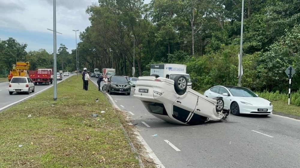 Elderly Woman Injured as Car Overturns in Jalan Setia Raja Crash 2 Elderly Woman Injured as Car Overturns in Jalan Setia Raja Crash