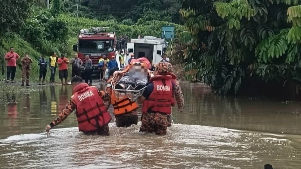 Elderly Woman Rescued by Bomba Amid Floods in Simpang Dijih, Sibu 1 Elderly Woman Rescued by Bomba Amid Floods in Simpang Dijih, Sibu