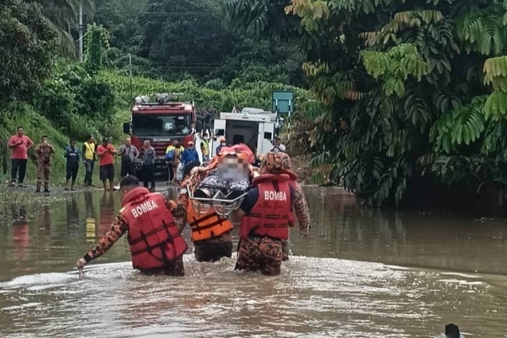 Elderly Woman Rescued by Bomba Amid Floods in Simpang Dijih, Sibu 2 Elderly Woman Rescued by Bomba Amid Floods in Simpang Dijih, Sibu