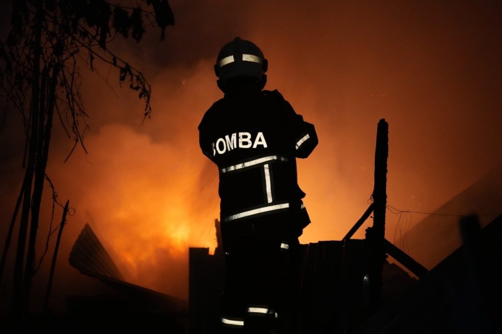 Fire Destroys Two Houses in Kampung Siol Kandis, One Partially Damaged 2 Fire Destroys Two Houses in Kampung Siol Kandis, One Partially Damaged