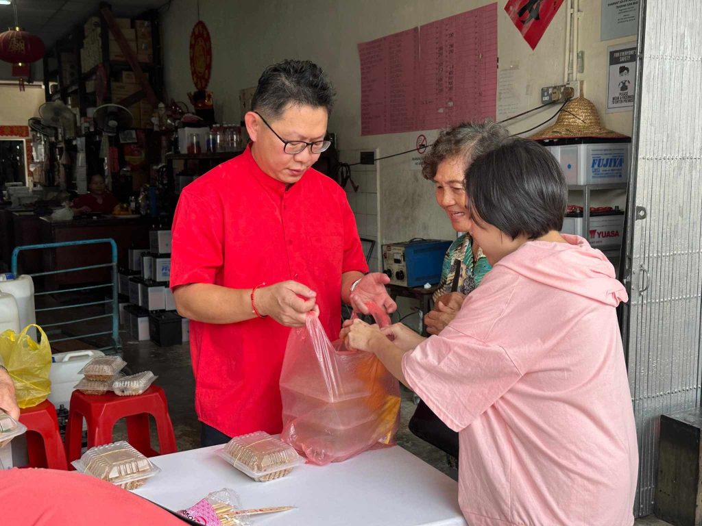 Free Vegetarian Meals Bring Joy to Kuching’s Lantern Festival Celebration 4 Free Vegetarian Meals Bring Joy to Kuching’s Lantern Festival Celebration