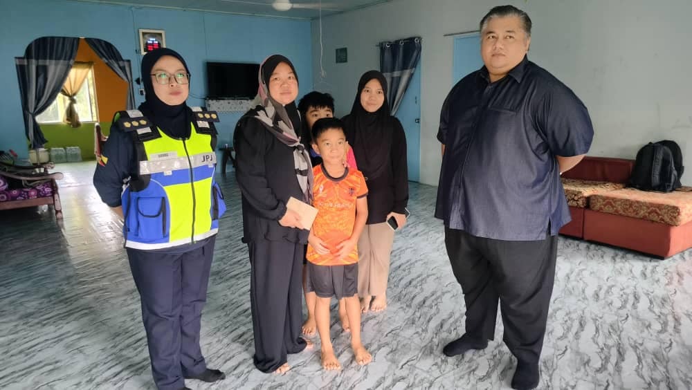 Heartfelt Visit: Sarawak JPJ Director Supports Late Officer’s Family 2 Heartfelt Visit Sarawak JPJ Director Supports Late Officer’s Family