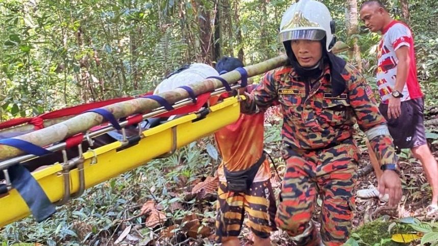 Hiker Rescued by Firefighters After Injury at Wong Radau Waterfall 1 Hiker Rescued by Firefighters After Injury at Wong Radau Waterfall