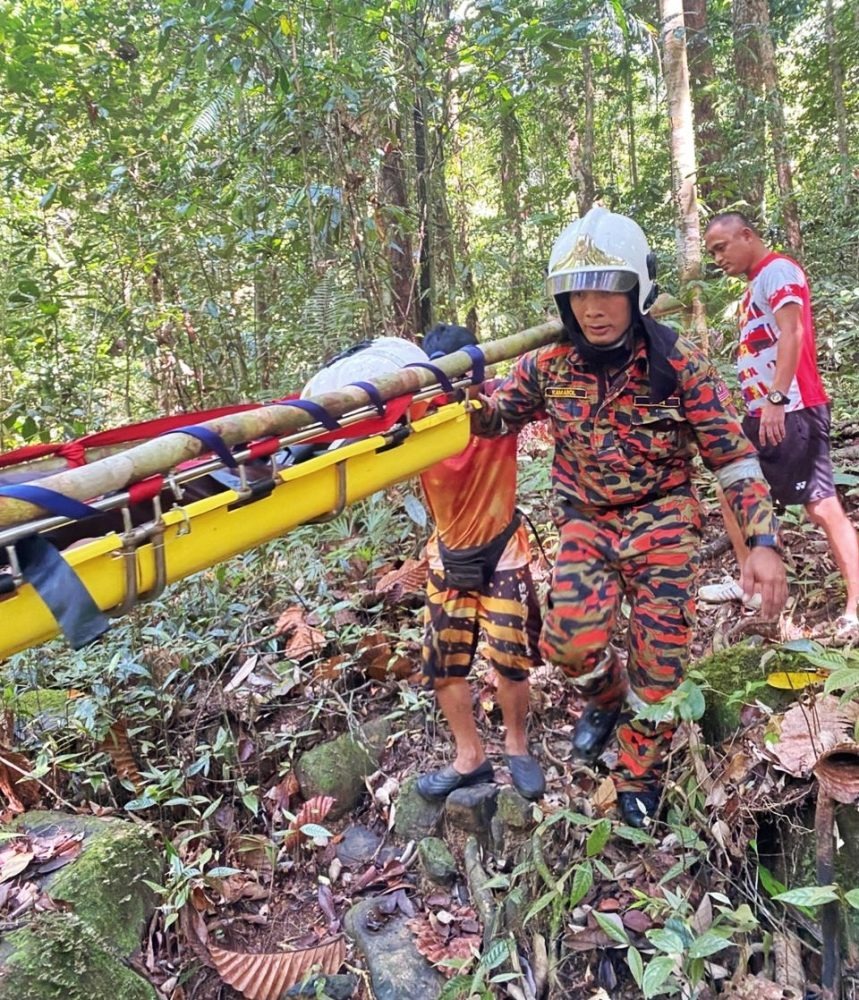 Hiker Rescued by Firefighters After Injury at Wong Radau Waterfall 2 Hiker Rescued by Firefighters After Injury at Wong Radau Waterfall