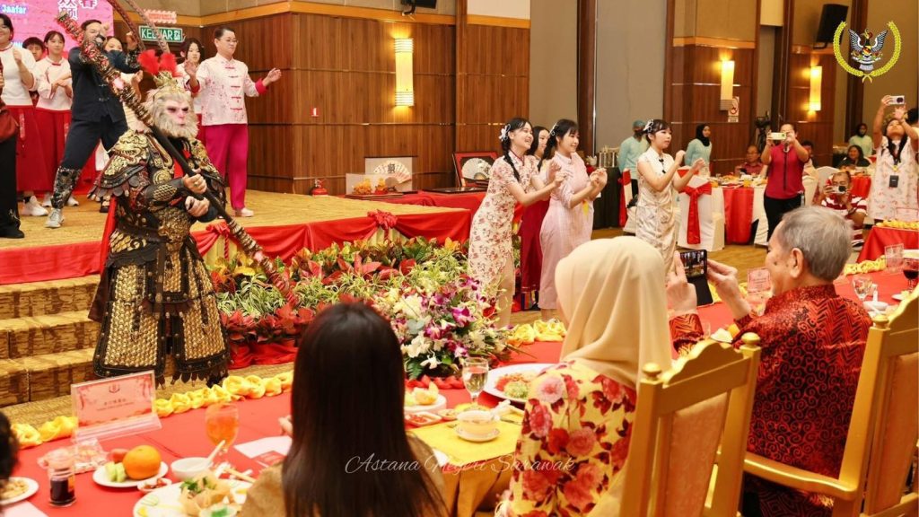His Excellency Joins Grand Chinese New Year Celebration Banquet 2025 in Miri 4 His Excellency Joins Grand Chinese New Year Celebration Banquet 2025 in Miri